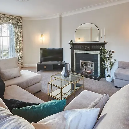 Silton Hall - Grade Ii Hall & Swimming Pool