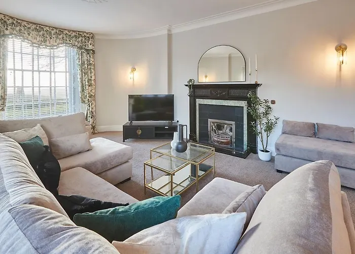 Silton Hall - Grade Ii Hall & Swimming Pool